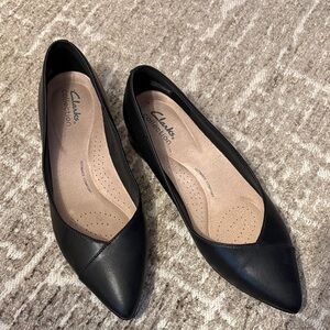 NEW LISTING Clarks Natalyn Wish Black Leather Flats